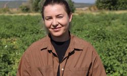 Diplomalı kız kardeşler, masabaşı iş yerine tarlayı seçti