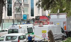 Kamyondan malzeme indirilirken hidrolik rampanın altında kalıp öldü