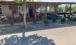 Kapalı kahvehanenin masasını kullanıp su içen aile, ayrılırken para ile not bıraktı