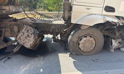 Karşı yöne geçen otomobil, kamyona çarpıştı: 4 yaralı