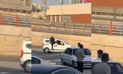Kavga ettiği kardeşinin aracına tutunup, camdan girmeye çalıştı