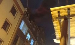 Küçükçekmece'de 5 katlı binanın çatısında yangın: 1 kişi duman etkilendi