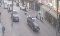 Motosiklet ile otomobilin çarpıştığı kaza kamerada