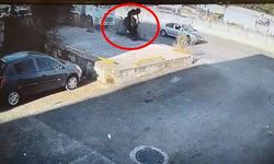 Motosiklet sürücüsünün öldüğü kazada kaldırımdaki yaya son anda kurtuldu; o anlar kamerada