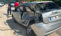 Otomobil ile kamyon kavşakta çarpıştı; 3 yaralı