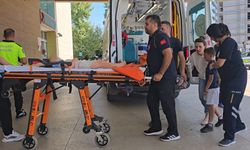 Otomobil ile motosiklet çarpıştı; sürücü ile 2 çocuğu yaralandı