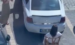 Sandalyeye oturup kafenin önüne otomobilini park etmek isteyen sürücüye engel oldu