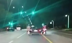 Seyir halinde yakıtı biten otomobili motosikletli kuryeler ayaklarıyla itekledi