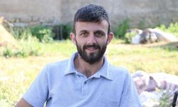 Sıcaktan bunalan çocuklar, brandayla oluşturulan havuzda serinliyor