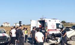 Sinyalizasyon direğine çarpıp ikiye bölünen otomobilden sağ çıktı