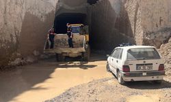 Soğuk hava deposunda havalandırma boşluğuna düşüp yaralandı