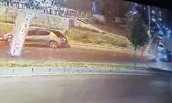 Ters yönde ilerlerken motosiklet devrildi, sürücü otomobilin altında kalmaktan son anda kurtuldu