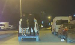Zeytinburnu'nda 2 kişinin hafif ticari aracın arkasındaki tehlikeli yolculuğu kamerada