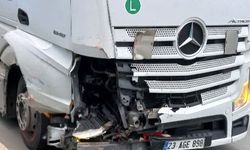 Arıza nedeniyle yol kenarında duran otomobile TIR çarptı; 2 yaralı