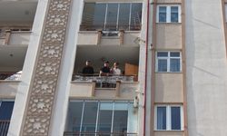 Çay içerken 5'inci kattan düşüp ağır yaralandı