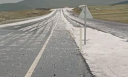 Çıldır kara yolu dolu nedeniyle beyaza büründü