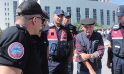 Hastane çıkışında çiftin otomobili yandı, güvenlik görevlileri alevleri söndürdü