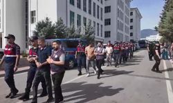Hırsızlık şüphelilerine, adliyede yakınlarından tükürüklü tepki