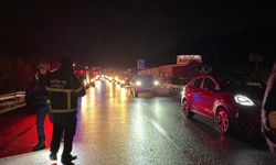 Kütahya'da bariyerleri aşan TIR karşı yöne geçip kaza yaptı: 1 yaralı