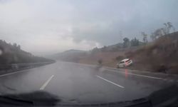 Otomobil kayganlaşan yolda bariyerlere çarptı