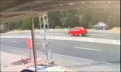Yolun karşısına geçerken otomobilin altında kalarak öldü; o anlar kamerada