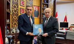 Burhan Mucur Mazbatasını Bahçeli’ye Takdim Etti