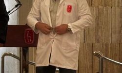 60 yaşındaki tıp öğrencisine önlüğünü oğlu giydirdi