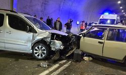 Artvin'de tünelde hafif ticari araçla otomobil çarpıştı: 3 yaralı