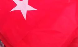Bayrağı çöpe attı 'vatan hainleri' diye paylaşım yaptı