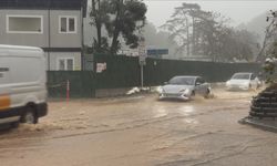 Beykoz'da yollar göle döndü; mahsur kalan sürücüler araçlarını ittirdi