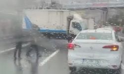 Beylikdüzü'nde kamyonet, metrobüs bariyerine çarptı; trafik yoğunluğu oluştu -1