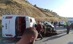 Bingöl'de midibüs ile kamyonet çarpıştı: 12 yaralı