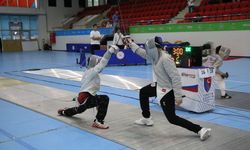Dayısının yönlendirmesiyle başladığı eskrimde Türkiye şampiyonu oldu