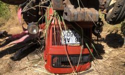 Devrilen traktörün sürücüsü ile yanındaki eşi öldü