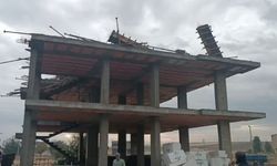 Diyarbakır'da kuvvetli rüzgarla caminin minaresi evin damına devrildi