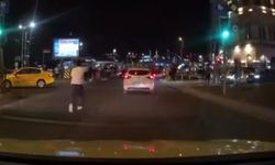 Fatih'te yolun karşısına geçmek isteyen kişiye çarpan otomobil kamerada