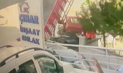Freni boşalan kamyonet, park halindeki 3 araca çarptı (2)