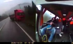 Hatalı sollama yapan kamyon ile midibüs burun buruna geldi