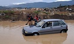 Hatay'da sağanak; otomobilde mahsur kalan öğrencileri itfaiye kurtardı