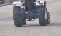 Kafasına taktığı dubayla traktörle trafikte ilerledi