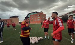 Kayserispor'un down sendromlu taraftarı Mehmet'ten antrenman ziyareti
