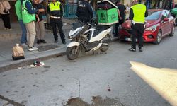 Motosikletin yayaya çarptığı kaza kamerada; 2 yaralı