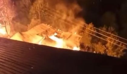 Artvin'de Ev Ve Samanlık Yangını: 2 Kişi Dumandan Etkilendi