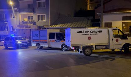 Bursa'da 2 katlı binada çıkan yangın 3 eve daha sıçradı, 1 ölü; alevler dronla görüntülendi (4)