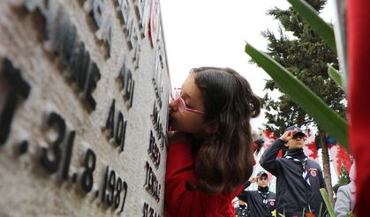 Elif, Şehit Dayısının Fotoğrafını Öpüp, Defalarca Okşadı