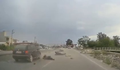 Hatay'da otomobilin motosiklete çarptığı kaza kamerada: 1 ölü, 1 yaralı