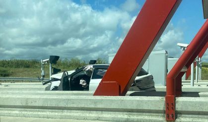 Otoyol gişelerine çarpan otomobildeki karı-kocayı ölüm ayırdı; kaza anı kamerada