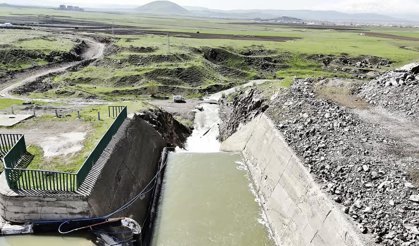 Tam doluluğa ulaşan Patnos Barajı'nda kapaklar açıldı