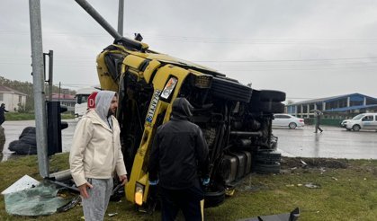 TIR aydınlatma direğine çarpıp, devrildi; 1 yaralı