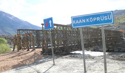 TSK'nın Hakkari'de heyelan bölgesine kurduğu panel köprüden ilk araç geçişleri yapıldı